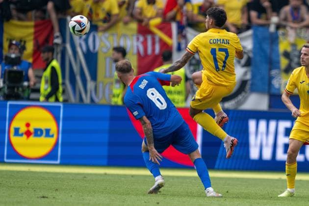 GER, EURO 2024, Group E, Slowakei (SVK) vs Rumänien (ROU) 26.06.2024, Frankfurt Arena, Frankfurt, GER, EURO 2024, Group E, Slowakei (SVK) vs Rumänien (ROU) Im Bild: Ondrej Duda (Slowakei SVK, 08); Florine Coman (Rumänien ROU, 17); im Zweikampf, Duell, Dynamik, Aktion, Action, Spielszene;