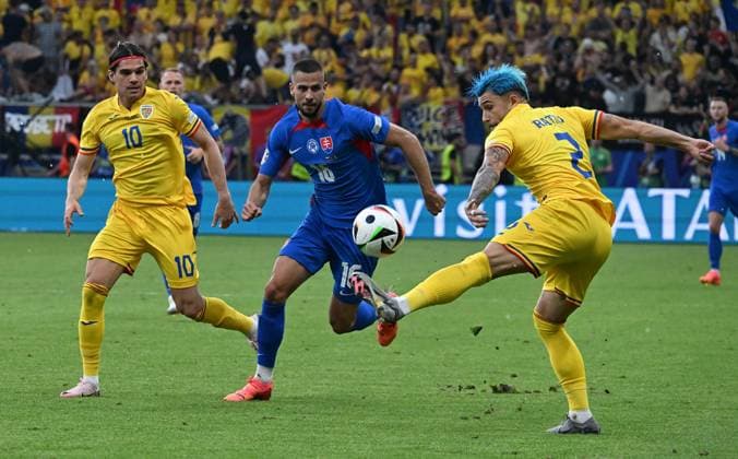 26.06.2024, xsltx, Fussball EM 2024, Slowakei - Rumänien emspor, v.l. Ianis Hagi (Rumänien Rumaenien), David Hancko (Slowakei), Andrei Florin Ratiu (Rumänien Rumaenien) (DFL DFB REGULATIONS PROHIBIT ANY USE OF PHOTOGRAPHS as IMAGE SEQUENCES and or QUASI-VIDEO) Frankfurt