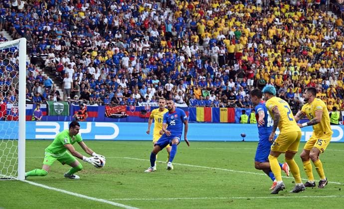 26.06.2024, xsltx, Fussball EM 2024, Slowakei - Rumänien emspor, v.l. Constantin-Florin Nita (Rumänien Rumaenien), David Strelec (Slowakei) (DFL DFB REGULATIONS PROHIBIT ANY USE OF PHOTOGRAPHS as IMAGE SEQUENCES and or QUASI-VIDEO) Frankfurt