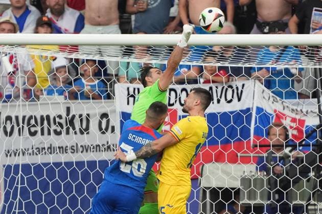 Torwart Goalie Florin Nita (Rumänien Romania, 01) klärt - Frankfurt 26.06.2024: Slowakei vs. Rumänien, EURO2024 M33 Gruppe E, EM-Arena Frankfurt