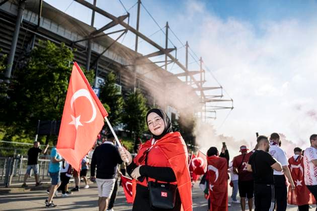 Turkish football fans, UEFA EURO, EM, Europameisterschaft,Fussball 2024, Hamburg, Germany Hamburg, Germany. 26th, June 2024. Football fans of Turkey arrive at the stadium for the UEFA Euro 2024 match in Group F between Czechia and Turkey at Volksparkstadion in Hamburg. Hamburg Germany  Copyright: xGonzalesxPhoto LassexLagonix