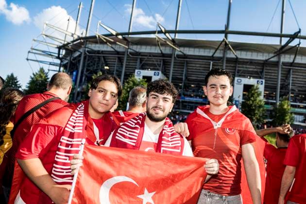 Turkish football fans, UEFA EURO, EM, Europameisterschaft,Fussball 2024, Hamburg, Germany Hamburg, Germany. 26th, June 2024. Football fans of Turkey arrive at the stadium for the UEFA Euro 2024 match in Group F between Czechia and Turkey at Volksparkstadion in Hamburg. Hamburg Germany  Copyright: xGonzalesxPhoto LassexLagonix