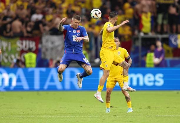26.06.2024, Fussball Europameisterschaft, UEFA EURO, EM, Europameisterschaft,Fussball 2024, Slowakei - Rumänien, Gruppe E, Arena Frankfurt, v.l., Juraj Kuco (Slowakei), Marius-Mihai Marin (Rumänien) Copyright: HMBxMedia