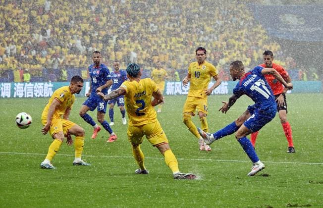 26.06.2024, xsltx, Fussball EM 2024, Slowakei - Rumänien emspor, v.l. Andrei Florin Ratiu (Rumänien Rumaenien), Lukas Haraslin (Slowakei) (DFL DFB REGULATIONS PROHIBIT ANY USE OF PHOTOGRAPHS as IMAGE SEQUENCES and or QUASI-VIDEO) Frankfurt