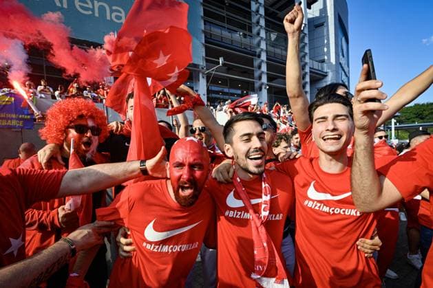 Fans of Turkey in action prior to the Group F match of the European Football Championship: Turkey vs Czechia, in Hamburg, Germany, on June 26, 2024. (CTKxPhoto VitxSimanek) CTKPhotoP2024062607910  CTKPhotoP2024062607910
