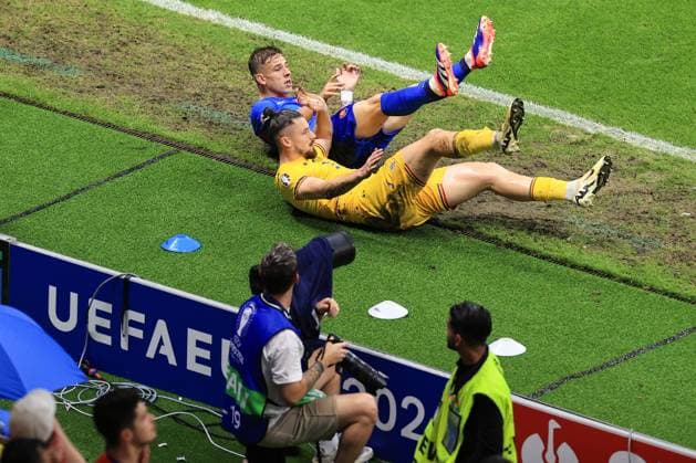 Football - UEFA EURO, EM, Europameisterschaft,Fussball 2024 - Group E - Slovakia v Romania 26th June 2024 - UEFA EURO 2024 - Group E - Slovakia v Romania - Radu Dragusin of Romania and Tomas Suslov of Slovakia - Photo: Simon Stacpoole Offside. Frankfurt Germany Copyright: xSimonxStacpoolexOffside