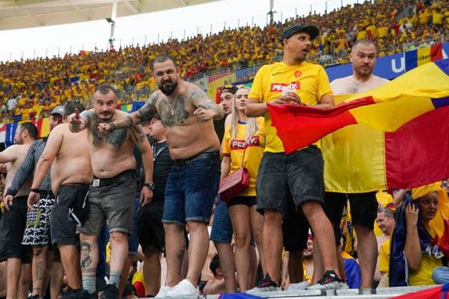 Fans trotzen dem Regen - Frankfurt 26.06.2024: Slowakei vs. Rumänien, EURO2024 M33 Gruppe E, EM-Arena Frankfurt