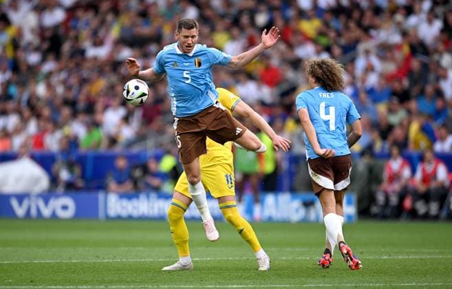 Fussball Euro 2024 Gruppe E 26.06.2024 Ukraine - Belgien Jan Vertonghen (li, Belgien) gegen Artem Dovbyk (hinten, Ukraine) gegen Wout Faes (re, Belgien)