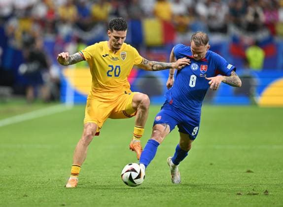 26.06.2024, xscotx, Fussball EM 2024, Slowakei - Rumänien, emspor, v.l. Dennis Man (Rumänien Rumaenien), Ondrej Duda (Slowakei) Frankfurt am Main