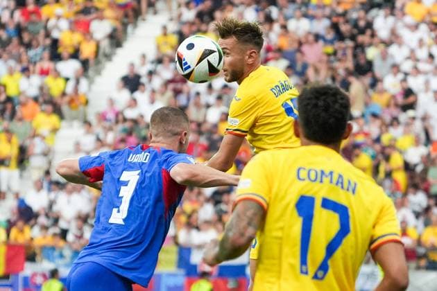 Denis Vavro (Slowakei, Slovakia, 03) Kopfball gegen Denis Dragus (Rumänien Romania, 19) - Frankfurt 26.06.2024: Slowakei vs. Rumänien, EURO2024 M33 Gruppe E, EM-Arena Frankfurt