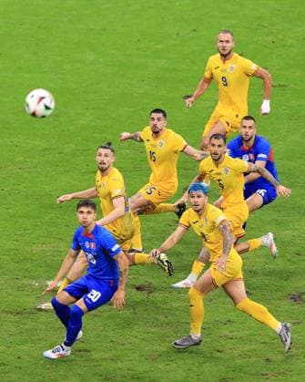 Football - UEFA EURO, EM, Europameisterschaft,Fussball 2024 - Group E - Slovakia v Romania 26th June 2024 - UEFA EURO 2024 - Group E - Slovakia v Romania - Players of both teams watch the ball in anticipation of it dropping into the box from a set piece - Photo: Simon Stacpoole Offside. Frankfurt Germany Copyright: xSimonxStacpoolexOffside