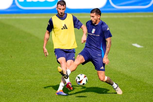 Italy& x2019;s Bryan Cristante with Italy& x2019;s Lorenzo Pellegrini during training session at the base camp in Iserlohn on June 26, 2024, UEFA EURO, EM, Europameisterschaft,Fussball 2024, Iserlohn, Germany - - Soccer .  Copyright: xFabioxFerrari LaPressex