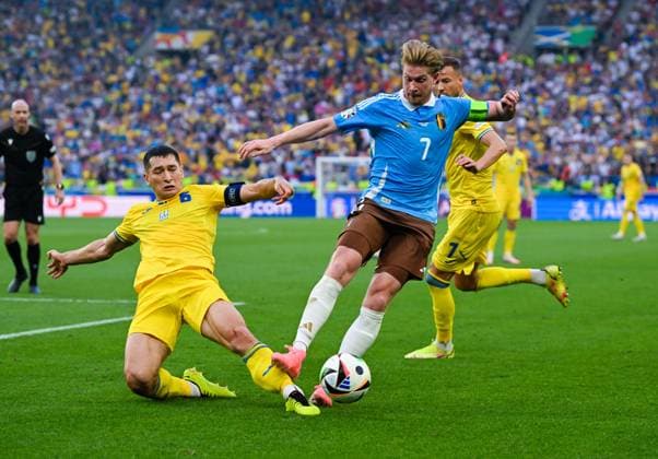Taras Stepanenko (Ukraine) und Kevin De Bruyne (Belgium) im Zweikampf, UEFA EURO, EM, Europameisterschaft,Fussball 2024 - Group E, Ukraine vs Belgium, Arena Stuttgart am 26. June 2024 in Stuttgart, Deutschland. (Foto von Silas Schueller DeFodi Images) Taras Stepanenko (Ukraine) und Kevin De Bruyne (Belgium) battle for the ball, UEFA EURO 2024 - Group E, Ukraine vs Belgium, Arena Stuttgart on June 26, 2024 in Stuttgart, Germany. (Photo by Silas Schueller DeFodi Images) Defodi-738_738_UKRBEL_20240626_251