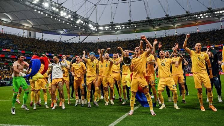 26.06.2024, xpsx, UEFA EURO, EM, Europameisterschaft,Fussball 2024 Vorrunde, Slowakei - Rumänien v.l. jubel über das achtelfinale weiterkommen rumänien Ianis Hagi (Rumänien Rumaenien) (DFL DFB REGULATIONS PROHIBIT ANY USE OF PHOTOGRAPHS as IMAGE SEQUENCES and or QUASI-VIDEO) emspor Frankfurt