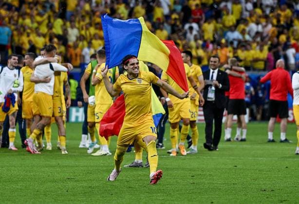 26.06.2024, xpsx, UEFA EURO, EM, Europameisterschaft,Fussball 2024 Vorrunde, Slowakei - Rumänien v.l. jubel über das achtelfinale weiterkommen rumänien Ianis Hagi (Rumänien Rumaenien) (DFL DFB REGULATIONS PROHIBIT ANY USE OF PHOTOGRAPHS as IMAGE SEQUENCES and or QUASI-VIDEO) emspor Frankfurt
