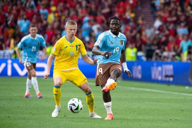 Oleksandr Zinchenko (Ukraine, 17) im Zweikampf mit Johan Saint-Cyr Bakayoko (Belgien, 19), GER, Ukraine (UKR) vs Belgium (BEL), Fussball Europameisterschaft, UEFA EURO, EM, Europameisterschaft,Fussball 2024, Gruppe E, 3. Spieltag, 26.06.2024 GER, Ukraine (UKR) vs Belgium (BEL), Fussball Europameisterschaft, UEFA EURO 2024, Gruppe E, 3. Spieltag, 26.06.2024 Stuttgart Copyright: xEibner-Pressefoto Memmlerx EP_MMR