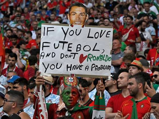 Sport Bilder des Tages 26.06.2024, Fussball UEFA EURO, EM, Europameisterschaft,Fussball 2024, Vorrunde, 3.Spieltag, Georgien - Portugal, in der Arena AufSchalke Gelsenkirchen, Ein Fan aus Portugal hebt ein Plakat hoch, if you love futebol an dont love Ronaldo you have a Problem