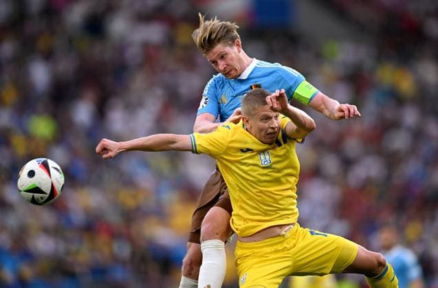 Fussball Euro 2024 Gruppe E 26.06.2024 Ukraine - Belgien Kevin De Bruyne (li, Belgien) gegen Oleksandr Zinchenko (re, Ukraine)
