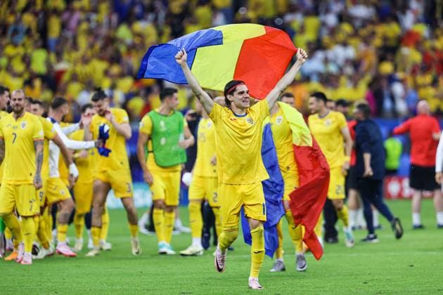 Endstand 1:1 Die rumaenische Mannschaft und die Fans feiern ab. Ianis Hagi (Rumaenien, 10) mit Flagge GER, Slovakia (SVK) vs. Romania (ROU), Fussball Europameisterschaft, UEFA EURO, EM, Europameisterschaft,Fussball 2024, Gruppe E, 3. Spieltag, 26.06.2024 GER, Slovakia (SVK) vs. Romania (ROU), Fussball Europameisterschaft, UEFA EURO 2024, Gruppe E, 3. Spieltag, 26.06.2024 Frankfurt Copyright: xEibner-Pressefoto RogerxBuerkex EP