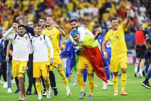 Endstand 1:1 Die rumaenische Mannschaft und die Fans feiern ab. Andrei Florin Ratiu (Rumaenien, 02) nimmt sein Teamkollege Huckepack Darius Dumitru Olaru (Rumaenien, 14) , Adrian Rus (Rumaenien, 04) GER, Slovakia (SVK) vs. Romania (ROU), Fussball Europameisterschaft, UEFA EURO, EM, Europameisterschaft,Fussball 2024, Gruppe E, 3. Spieltag, 26.06.2024 GER, Slovakia (SVK) vs. Romania (ROU), Fussball Europameisterschaft, UEFA EURO 2024, Gruppe E, 3. Spieltag, 26.06.2024 Frankfurt Copyright: xEibner-Pressefoto RogerxBuerkex EP