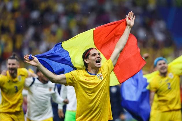 Endstand 1:1 Die rumaenische Mannschaft und die Fans feiern ab. Ianis Hagi (Rumaenien, 10) mit Flagge im Jubel GER, Slovakia (SVK) vs. Romania (ROU), Fussball Europameisterschaft, UEFA EURO, EM, Europameisterschaft,Fussball 2024, Gruppe E, 3. Spieltag, 26.06.2024 GER, Slovakia (SVK) vs. Romania (ROU), Fussball Europameisterschaft, UEFA EURO 2024, Gruppe E, 3. Spieltag, 26.06.2024 Frankfurt Copyright: xEibner-Pressefoto RogerxBuerkex EP