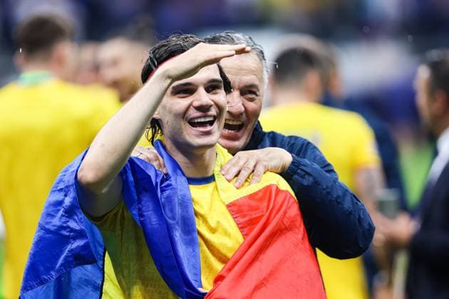 Endstand 1:1 Die rumaenische Mannschaft und die Fans feiern ab. Ianis Hagi (Rumaenien, 10) mit Flagge im Jubel GER, Slovakia (SVK) vs. Romania (ROU), Fussball Europameisterschaft, UEFA EURO, EM, Europameisterschaft,Fussball 2024, Gruppe E, 3. Spieltag, 26.06.2024 GER, Slovakia (SVK) vs. Romania (ROU), Fussball Europameisterschaft, UEFA EURO 2024, Gruppe E, 3. Spieltag, 26.06.2024 Frankfurt Copyright: xEibner-Pressefoto RogerxBuerkex EP