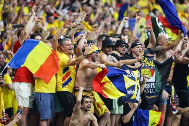 Endstand 1:1 Die rumaenische Mannschaft und die Fans feiern ab. Fans mit Flagge GER, Slovakia (SVK) vs. Romania (ROU), Fussball Europameisterschaft, UEFA EURO, EM, Europameisterschaft,Fussball 2024, Gruppe E, 3. Spieltag, 26.06.2024 GER, Slovakia (SVK) vs. Romania (ROU), Fussball Europameisterschaft, UEFA EURO 2024, Gruppe E, 3. Spieltag, 26.06.2024 Frankfurt Copyright: xEibner-Pressefoto RogerxBuerkex EP
