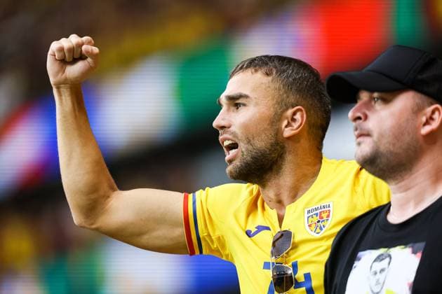 Endstand 1:1 Die rumaenische Mannschaft und die Fans feiern ab. GER, Slovakia (SVK) vs. Romania (ROU), Fussball Europameisterschaft, UEFA EURO, EM, Europameisterschaft,Fussball 2024, Gruppe E, 3. Spieltag, 26.06.2024 GER, Slovakia (SVK) vs. Romania (ROU), Fussball Europameisterschaft, UEFA EURO 2024, Gruppe E, 3. Spieltag, 26.06.2024 Frankfurt Copyright: xEibner-Pressefoto RogerxBuerkex EP
