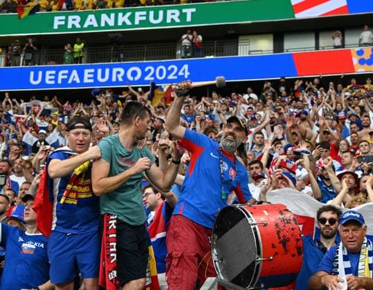 26.06.2024, xsltx, Fussball EM 2024, Slowakei - Rumänien emspor, v.l. Emotionen, Fans, Stimmung, Fahnen, Logo, Slowakei Zuschauer, Trikots (DFL DFB REGULATIONS PROHIBIT ANY USE OF PHOTOGRAPHS as IMAGE SEQUENCES and or QUASI-VIDEO) Frankfurt