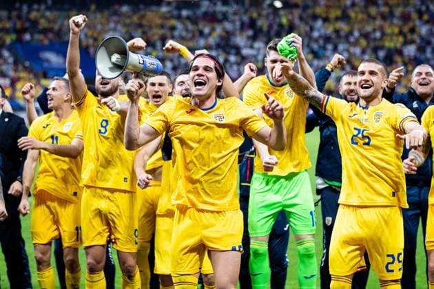 Sport Bilder des Tages Endstand 1:1 Die rumaenische Mannschaft und die Fans feiern ab. Fans mit Flagge und Megafon vor der Tribuene GER, Slovakia (SVK) vs. Romania (ROU), Fussball Europameisterschaft, UEFA EURO, EM, Europameisterschaft,Fussball 2024, Gruppe E, 3. Spieltag, 26.06.2024 GER, Slovakia (SVK) vs. Romania (ROU), Fussball Europameisterschaft, UEFA EURO 2024, Gruppe E, 3. Spieltag, 26.06.2024 Frankfurt Copyright: xEibner-Pressefoto RogerxBuerkex EP