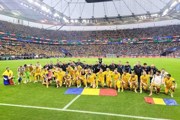 Endstand 1:1 Die Mannschaft versammelt vor den Fans in der Hocke mit Megafon und Flaggen GER, Slovakia (SVK) vs. Romania (ROU), Fussball Europameisterschaft, UEFA EURO, EM, Europameisterschaft,Fussball 2024, Gruppe E, 3. Spieltag, 26.06.2024 GER, Slovakia (SVK) vs. Romania (ROU), Fussball Europameisterschaft, UEFA EURO 2024, Gruppe E, 3. Spieltag, 26.06.2024 Frankfurt Copyright: xEibner-Pressefoto RogerxBuerkex EP