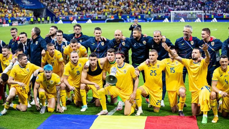 Endstand 1:1 Die rumaenische Mannschaft und die Fans feiern ab. Fans mit Flagge und Megafon vor der Tribuene GER, Slovakia (SVK) vs. Romania (ROU), Fussball Europameisterschaft, UEFA EURO, EM, Europameisterschaft,Fussball 2024, Gruppe E, 3. Spieltag, 26.06.2024 GER, Slovakia (SVK) vs. Romania (ROU), Fussball Europameisterschaft, UEFA EURO 2024, Gruppe E, 3. Spieltag, 26.06.2024 Frankfurt Copyright: xEibner-Pressefoto RogerxBuerkex EP
