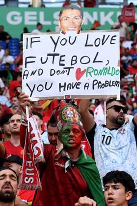 Fußball UEFA EURO, EM, Europameisterschaft,Fussball 2024 Gruppenphase 3. Spieltag Georgien - Portugal am 26.06.2024 in der Arena AufSchalke in Gelsenkirchen Fans Zuschauer Portugal mit Plakat mit der Aufschrift: If you love futebol, and dont Ronaldo you have a problem