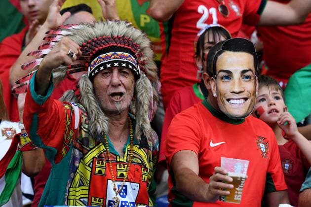 Fußball UEFA EURO, EM, Europameisterschaft,Fussball 2024 Gruppenphase 3. Spieltag Georgien - Portugal am 26.06.2024 in der Arena AufSchalke in Gelsenkirchen Fans Zuschauer Portugal mit Ronaldo Maske