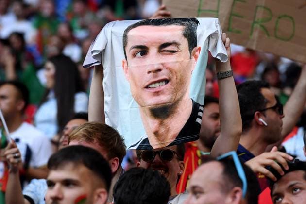 Fußball UEFA EURO, EM, Europameisterschaft,Fussball 2024 Gruppenphase 3. Spieltag Georgien - Portugal am 26.06.2024 in der Arena AufSchalke in Gelsenkirchen Fans Zuschauer Portugal zeigen ein Ronaldo T-Shirt