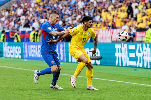 UEFA EURO, EM, Europameisterschaft,Fussball 2024: Slowakei - Rumänien; 26.06.2024 Zweikampf Patrik Hrosovsky (Slowakei, 13), Florinel Coman (Rumänien, 17) UEFA EURO 2024: Slowakei - Rumänien; Frankfurt Arena, Frankfurt am 26.06.2024 Copyright: xBEAUTIFULxSPORTS Wunderlx