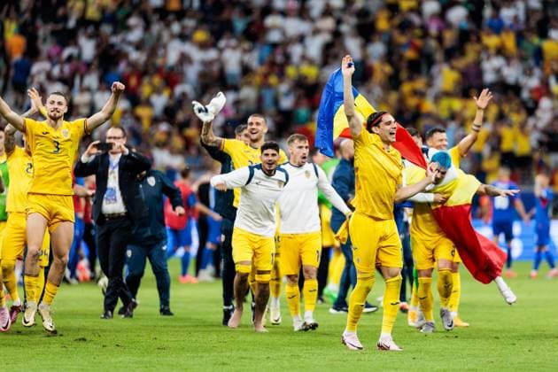 UEFA EURO, EM, Europameisterschaft,Fussball 2024: Slowakei - Rumänien; 26.06.2024 Die rumänischen Spieler springen feiernd über den Rasen nach Abpfiff Lubomir Tupta (Slowakei, 10) UEFA EURO 2024: Slowakei - Rumänien; Frankfurt Arena, Frankfurt am 26.06.2024 Copyright: xBEAUTIFULxSPORTS Wunderlx