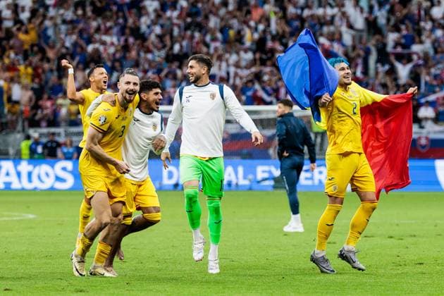 UEFA EURO, EM, Europameisterschaft,Fussball 2024: Slowakei - Rumänien; 26.06.2024 Die rumänischen Spieler springen feiernd über den Rasen nach Abpfiff Denis Vavro (Slowakei, 3) UEFA EURO 2024: Slowakei - Rumänien; Frankfurt Arena, Frankfurt am 26.06.2024 Copyright: xBEAUTIFULxSPORTS Wunderlx