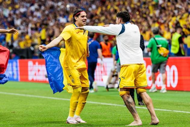 UEFA EURO, EM, Europameisterschaft,Fussball 2024: Slowakei - Rumänien; 26.06.2024 Die rumänischen Spieler springen feiernd über den Rasen nach Abpfiff Lubomir Tupta (Slowakei, 10) UEFA EURO 2024: Slowakei - Rumänien; Frankfurt Arena, Frankfurt am 26.06.2024 Copyright: xBEAUTIFULxSPORTS Wunderlx