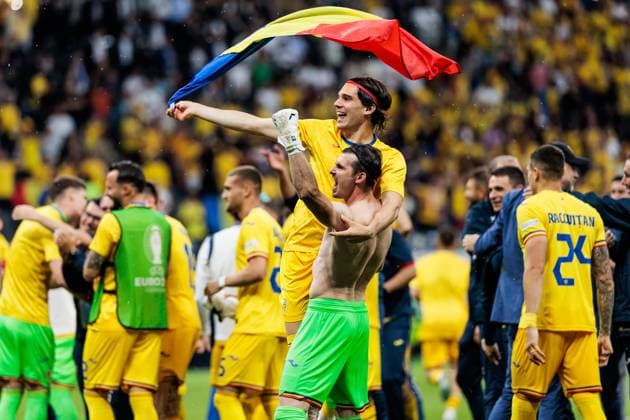 UEFA EURO, EM, Europameisterschaft,Fussball 2024: Slowakei - Rumänien; 26.06.2024 Die rumänischen Spieler springen feiernd über den Rasen nach Abpfiff Lubomir Tupta (Slowakei, 10), Martin Dubravka (Slowakei, 1) UEFA EURO 2024: Slowakei - Rumänien; Frankfurt Arena, Frankfurt am 26.06.2024 Copyright: xBEAUTIFULxSPORTS Wunderlx