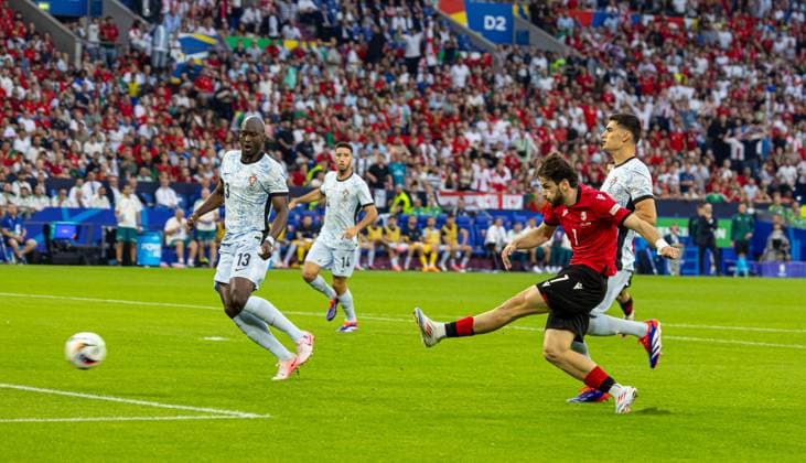 Football - UEFA EURO, EM, Europameisterschaft,Fussball 2024 - Group F - Georgia v Portugal GELSENKIRCHEN, GERMANY - Wednesday, June 26, 2024: Georgia s Khvicha Kvaratskhelia scores the opening goal during the UEFA Euro 2024 Group F match between Georgia and Portugal at the Arena AufSchalke. (Photo by David Rawcliffe Propaganda) GELSENKIRCHEN Arena AufSchalke NORTH RHINE-WESTPHALIA GERMANY  Copyright: xDavidxRawcliffex P2024-06-26-Georgia_Portugal-30
