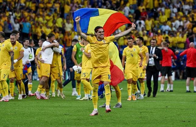 26.06.2024, xpsx, UEFA EURO, EM, Europameisterschaft,Fussball 2024 Vorrunde, Slowakei - Rumänien v.l. jubel über das achtelfinale weiterkommen rumänien Ianis Hagi (Rumänien Rumaenien) (DFL DFB REGULATIONS PROHIBIT ANY USE OF PHOTOGRAPHS as IMAGE SEQUENCES and or QUASI-VIDEO) Frankfurt Hessen Deutschland (DEU)