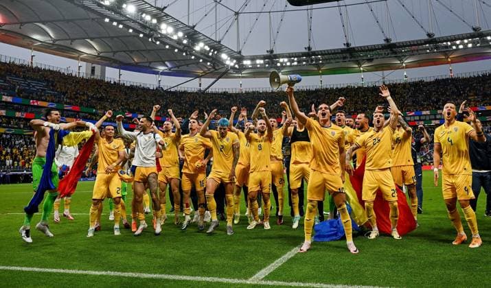 26.06.2024, xpsx, UEFA EURO, EM, Europameisterschaft,Fussball 2024 Vorrunde, Slowakei - Rumänien v.l. jubel über das achtelfinale weiterkommen rumänien Ianis Hagi (Rumänien Rumaenien) (DFL DFB REGULATIONS PROHIBIT ANY USE OF PHOTOGRAPHS as IMAGE SEQUENCES and or QUASI-VIDEO) Frankfurt Hessen Deutschland (DEU)