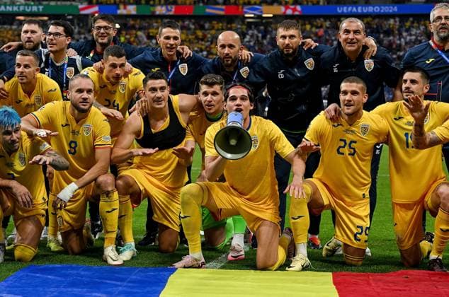 26.06.2024, xpsx, UEFA EURO, EM, Europameisterschaft,Fussball 2024 Vorrunde, Slowakei - Rumänien v.l. jubel über das achtelfinale weiterkommen rumänien Ianis Hagi (Rumänien Rumaenien) (DFL DFB REGULATIONS PROHIBIT ANY USE OF PHOTOGRAPHS as IMAGE SEQUENCES and or QUASI-VIDEO) Frankfurt Hessen Deutschland (DEU)