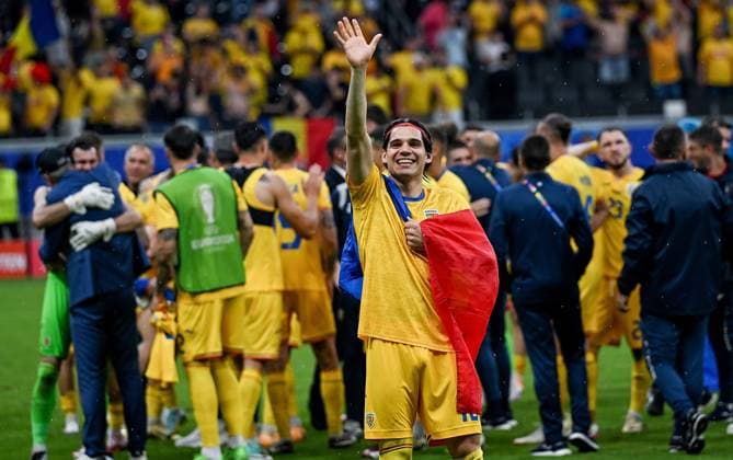 26.06.2024, xpsx, UEFA EURO, EM, Europameisterschaft,Fussball 2024 Vorrunde, Slowakei - Rumänien v.l. jubel über das achtelfinale weiterkommen rumänien Ianis Hagi (Rumänien Rumaenien) (DFL DFB REGULATIONS PROHIBIT ANY USE OF PHOTOGRAPHS as IMAGE SEQUENCES and or QUASI-VIDEO) Frankfurt Hessen Deutschland (DEU)