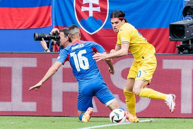 UEFA EURO, EM, Europameisterschaft,Fussball 2024: Slowakei - Rumänien; 26.06.2024 Zweikampf David Hancko (Slowakei, 16), Ianis Hagi (Rumänien, 10) - Foul Elfmeter UEFA EURO 2024: Slowakei - Rumänien; Frankfurt Arena, Frankfurt am 26.06.2024 Copyright: xBEAUTIFULxSPORTS Wunderlx
