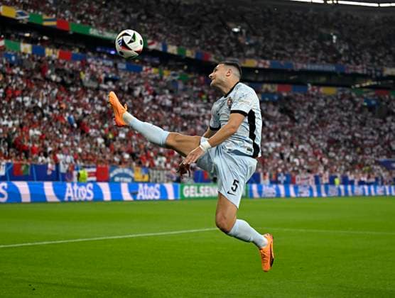 26.06.2024, Fussball UEFA EURO, EM, Europameisterschaft,Fussball 2024, Vorrunde, 3.Spieltag, Georgien - Portugal, in der Arena AufSchalke Gelsenkirchen, Diogo Dalot (Portugal) am Ball.