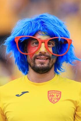 Football - UEFA EURO, EM, Europameisterschaft,Fussball 2024 - Group E - Slovakia v Romania 26th June 2024 - UEFA EURO 2024 - Group E - Slovakia v Romania - A Romania fan wears a wig and giant glasses - Photo: Simon Stacpoole Offside. Frankfurt Germany Copyright: xSimonxStacpoolexOffside