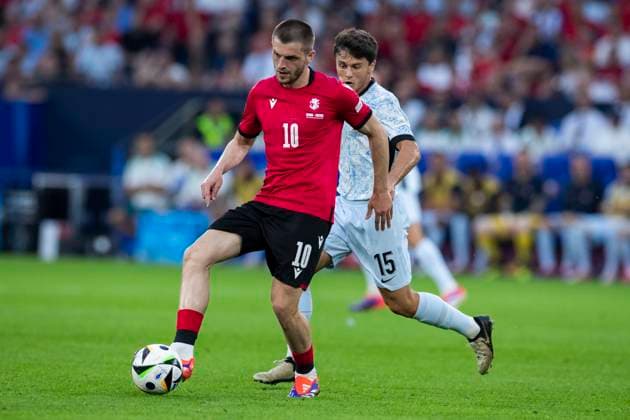 UEFA EURO, EM, Europameisterschaft,Fussball 2024: Georgien - Portugal; 26.06.2024 Giorgi Chakvetadze (Georgien, 10), Joao Neves (Portugal, 15). UEFA EURO 2024: Georgien - Portugal; Arena AufSchalke, Gelsenkirchen, am 26.06.2024 Copyright: xBEAUTIFULxSPORTS Meuselx