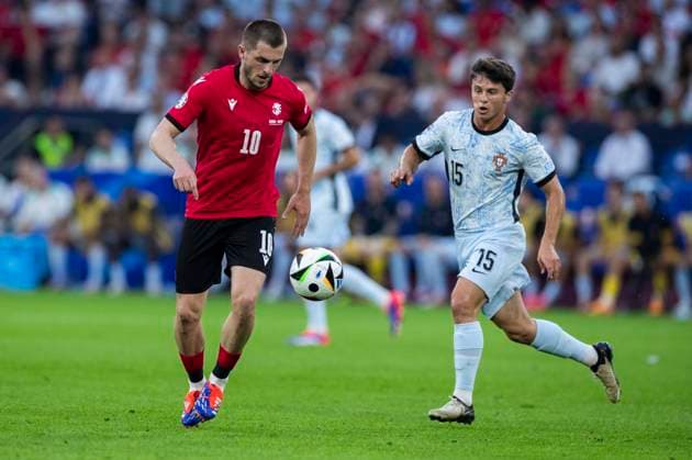 UEFA EURO, EM, Europameisterschaft,Fussball 2024: Georgien - Portugal; 26.06.2024 Giorgi Chakvetadze (Georgien, 10), Joao Neves (Portugal, 15). UEFA EURO 2024: Georgien - Portugal; Arena AufSchalke, Gelsenkirchen, am 26.06.2024 Copyright: xBEAUTIFULxSPORTS Meuselx